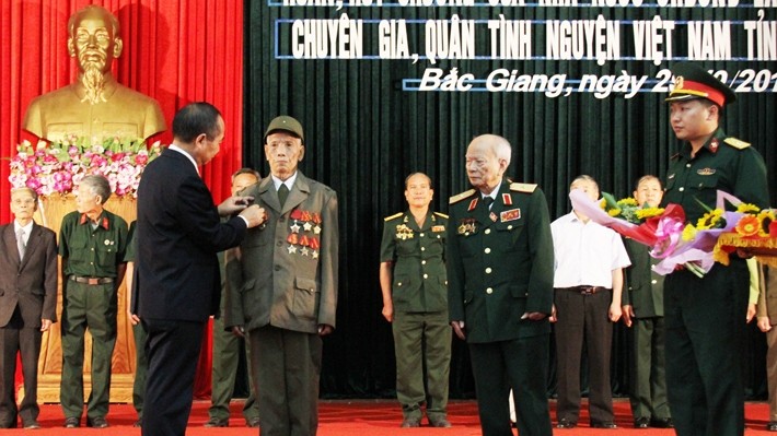 越南北江省人民委员会10月29日举办接受老挝人民民主共和国授勋仪式。