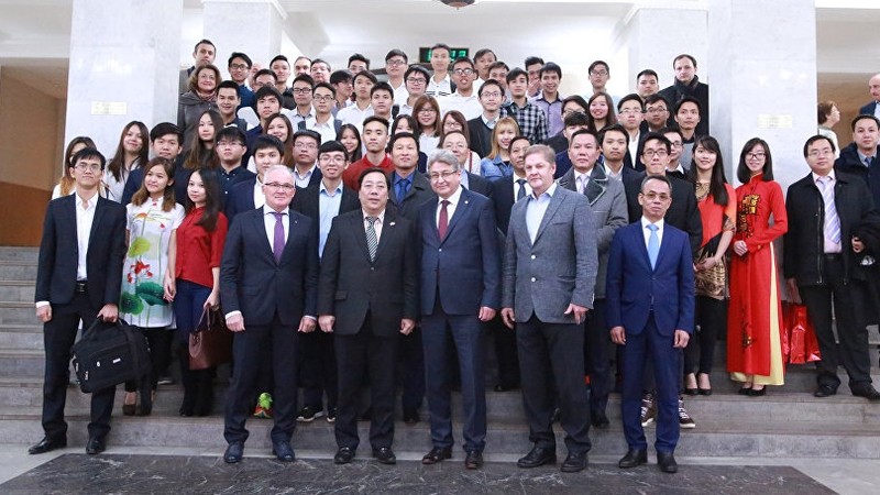 越南驻俄罗斯大使阮青山走访走访乌法国立石油技术大学。