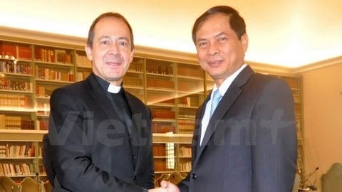 安托万•卡米莱里副部长和裴青山副部长。（图片来源：越通社）
