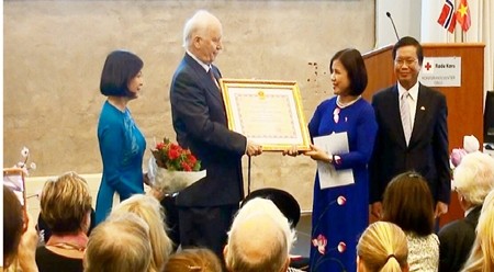 黎氏雪梅大使向挪威前外交大臣图勒瓦德•司徒腾伯授予友谊勋章。