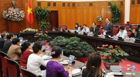 阮春福总理同越南中小型企业协会举行工作会议。（图片来源：陈海 摄）