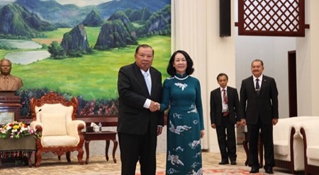 老挝人民革命党中央委员会总书记、老挝国家主席本扬•沃拉吉会见越共中央民运部部长张氏梅。（图片来源：VOV）
