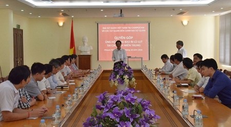越南驻柬埔寨大使馆举行为中部灾区捐款启动仪式。