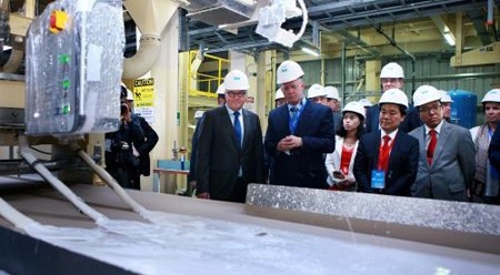 德国外交部长弗兰克-瓦尔特·施泰因迈尔参观石膏板生产厂。（图片来源：越通社）
