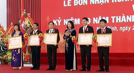 经济—工业技术大学荣获胡志明勋章。