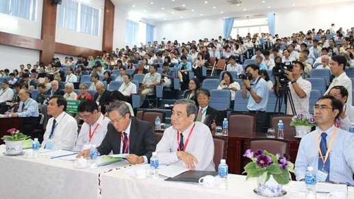 350名国内代表和50名国际专家和研究家参加会议。