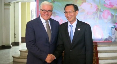 胡志明市人委会副主席黎青廉和德国外交部长弗兰克•瓦尔特•施泰因迈尔。