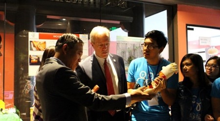 特德•奥修斯大使和陈文松副部长参观创新产品。（图片来源：年轻人报）