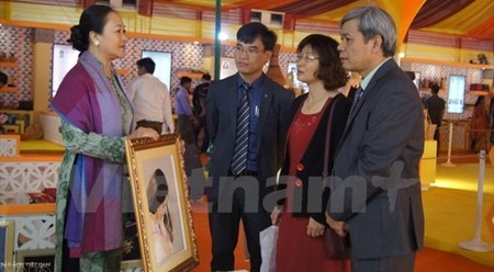 越南驻印度大使孙生诚参观越南展位。（图片来源：越通社）