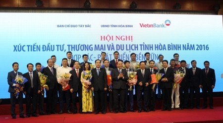 政府总理阮春福出席和平省投资促进会议。（图片来源：人民报网）
