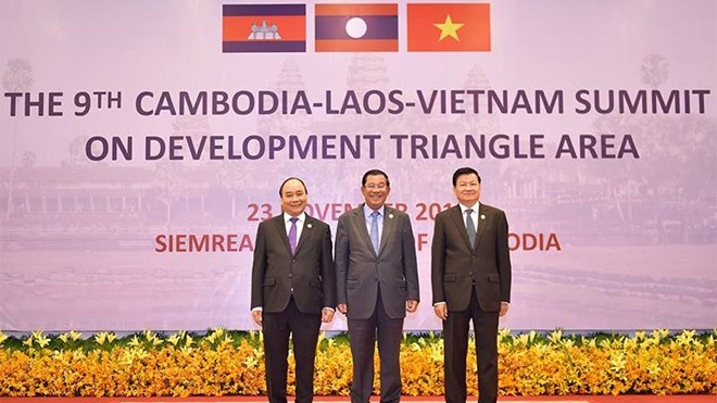 阮春福总理、柬埔寨首相洪森和老挝总理通伦•西苏里出席会议。