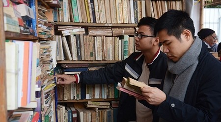 旧书节吸引许多年轻人的关注。维灵 摄