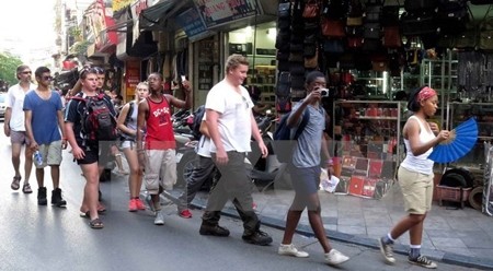 外国游客观光游览河内市古街区。（图片来源：越通社）