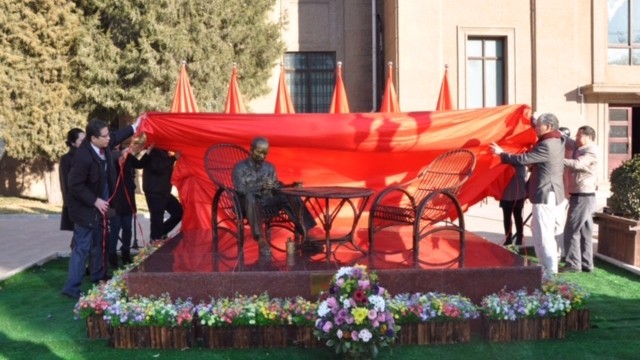 设在越南大使馆花园内的胡主席铜像落成揭幕仪式。