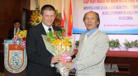 越南—波兰友好协会胡志明市分会主席阮登强和波兰驻越南副大使。（图片来源：越通社）