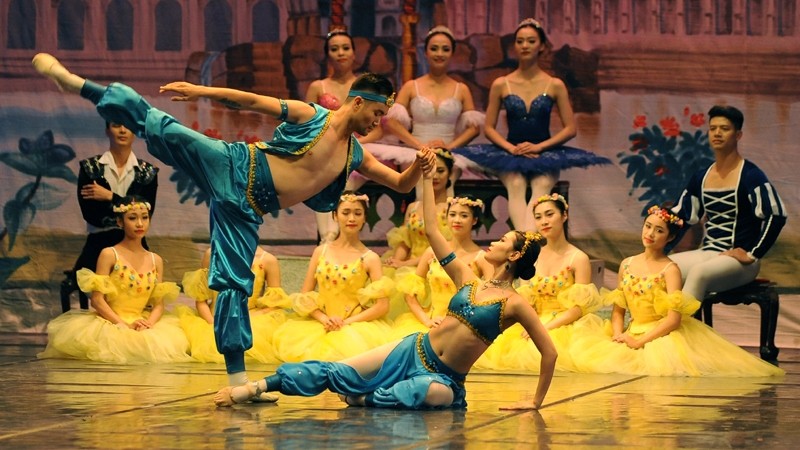 由越南歌剧舞剧院艺术家演出的《胡桃夹子》。