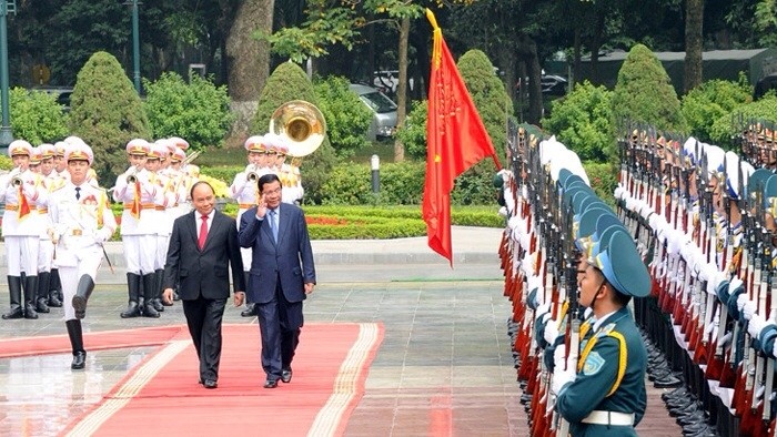 阮春福总理和洪森首相检阅越南人民军仪仗队。