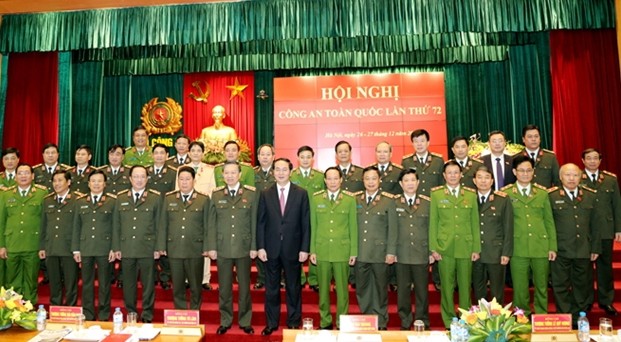 国家主席陈大光同各位代表合影留念。
