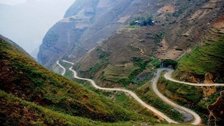 附图：同文县弯曲山路。