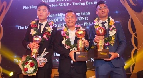 河内队的前锋范成良（中）获金球奖。（图片来源：体育报）