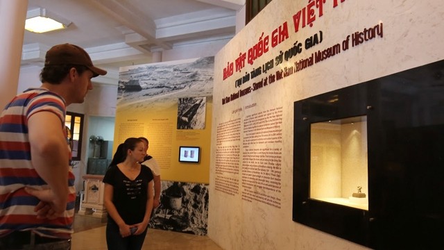 参观者欣赏越南国家宝物。（登英 摄）
