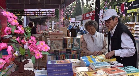 2017丁酉年春节图书街2017年1月30日至2月5日在河内举行。（维玲 摄）