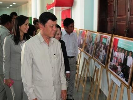 得农、得乐、蒙多基里三省领导人参观图片展。 (Photo: 图片来源：人民报网)
