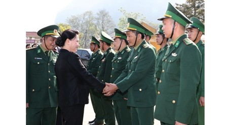 国会主席阮氏金银探访西庄国际口岸边防哨所干部、战士。