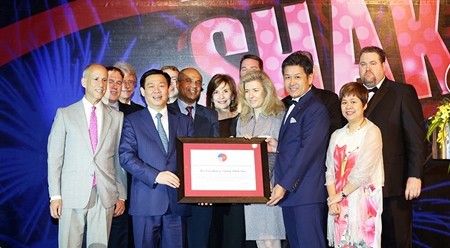 王廷惠副总理荣获越南美国商会的致力于发展合作纪念章。