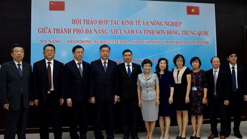 岘港市与山东省领导和代表合影。（图片来源：越南人民军队报网）