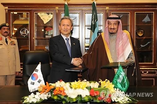 韩国国防部长官金宽镇与沙特王储、国防部长萨尔曼·本·阿卜杜拉·阿齐兹签署了两国《国防合作协定》。 (Photo: 图片来源：韩联社)