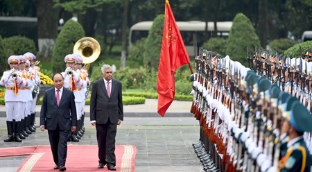 阮春福总理和斯里兰卡总理拉尼尔·维克勒马辛哈检阅仪仗队。