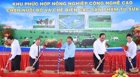 阮春福总理下达高科技农业综合区开工令。（图片来源：VGP）