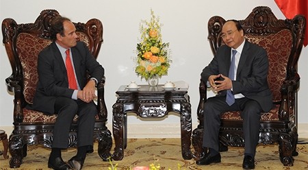 越南政府总理阮春福会见海牙常设仲裁法院秘书长。（陈海 摄）