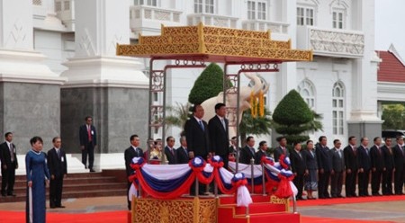 阮春福总理同通伦•西苏里总理共同登上名誉检阅台。（图片来源：VOV）