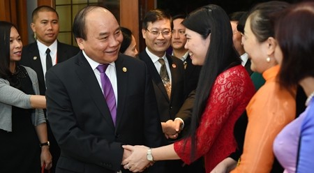 大使馆干部和旅菲越南人社团代表欢迎阮春福总理。（图片来源：VGP）