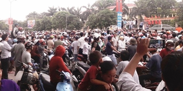 受他人煽动，许多民众聚集在演州县公安局要求释放黄德平，扰乱秩序，导致交通堵塞。