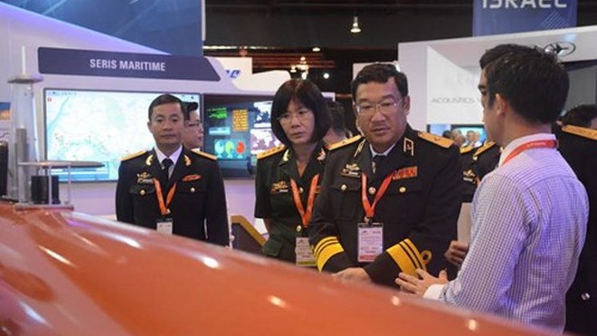 越南人民海军司令范怀南海军少将率领越南代表团出席展览会。