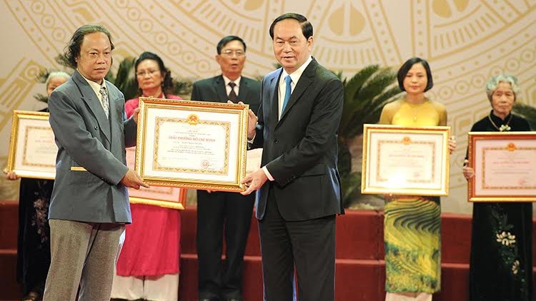 陈大光主席向获奖代表​颁发胡志明奖。（图片来源：登科 摄）