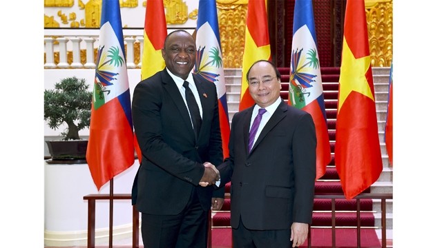 越南政府总理阮春福会见海地共和国参议院议长尤里•拉托尔蒂。（图片来源：VGP）