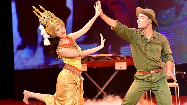 越南与柬埔寨建交50周年纪念大典上的艺术节目。（图片来源：登科 摄）