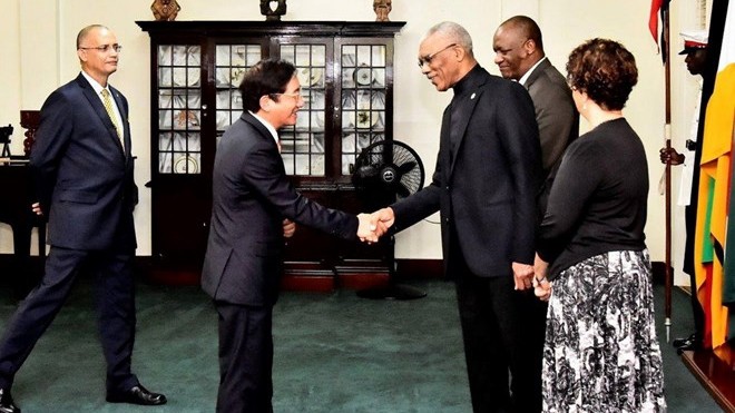 越南驻圭亚那大使杜伯科向圭亚那总统戴维·格兰杰递交了国书。