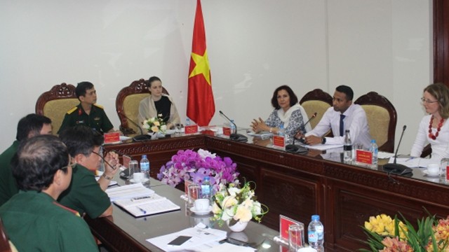 越南维和中心主任黄金凤和联合国维和行动部代表比安卡•塞尔韦主持工作会议。
