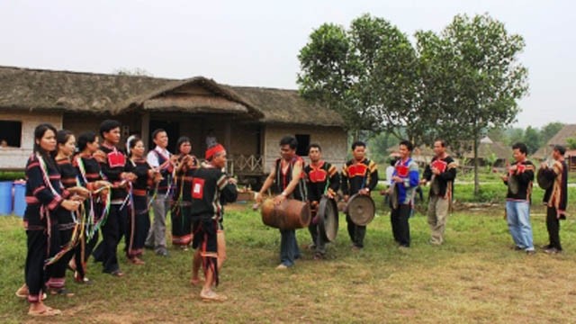 附图：民族同胞在越南各民族文化旅游村举行活动。