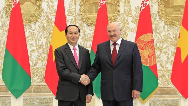 越南国家主席陈大光同白俄罗斯总统亚历山大·卢卡申科握手。