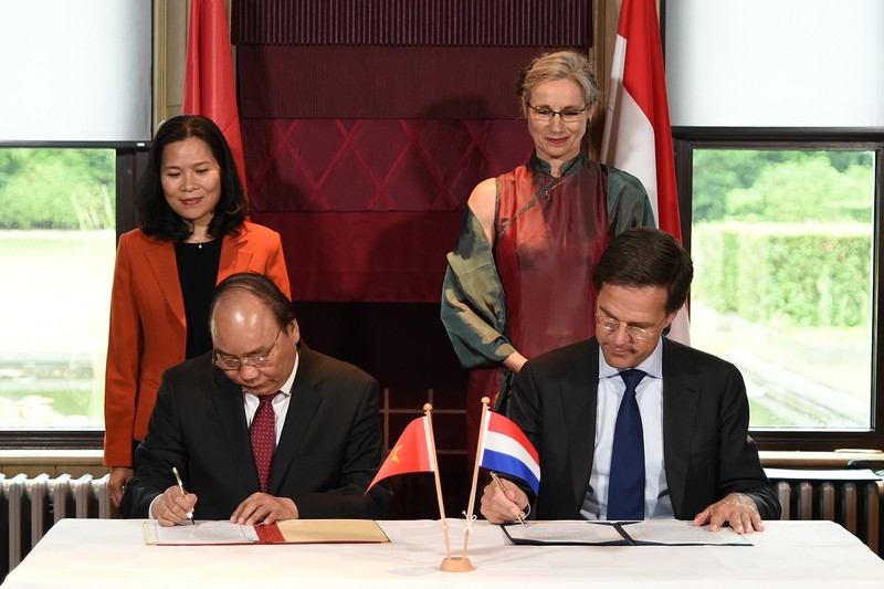 阮春福总理和荷兰首相马克·吕特签署合作协议。（图片来源：VGP）