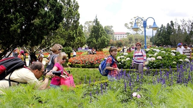 游客参观大叻市的花园。