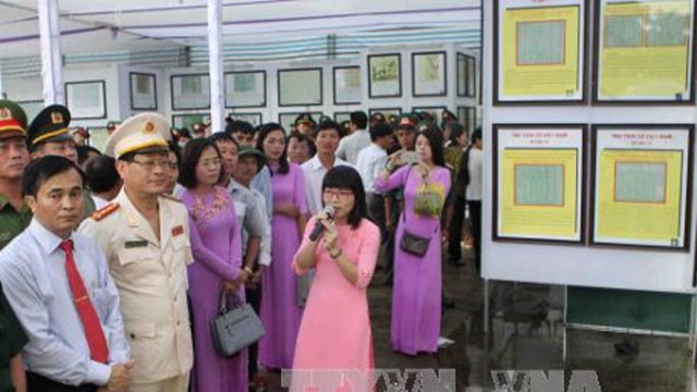 参观“黄沙和长沙两个群岛归属越南”地图资料展的游客。（图片来源：越通社）