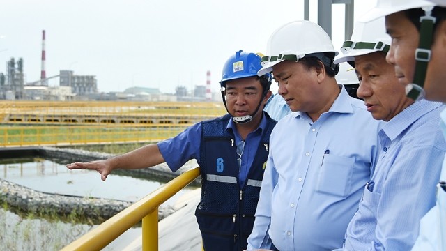 阮春福总理视察台塑河静钢铁厂废水处理设施和生产线。（图片来源：VGP）