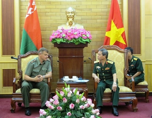 越南人民军总政治局副主任杜根中将会见安德烈·马里亚诺奇大校。（图片来源：越南人民军队报）